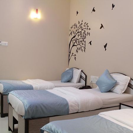 Hotel Broadway Colaba Мумбаї Екстер'єр фото