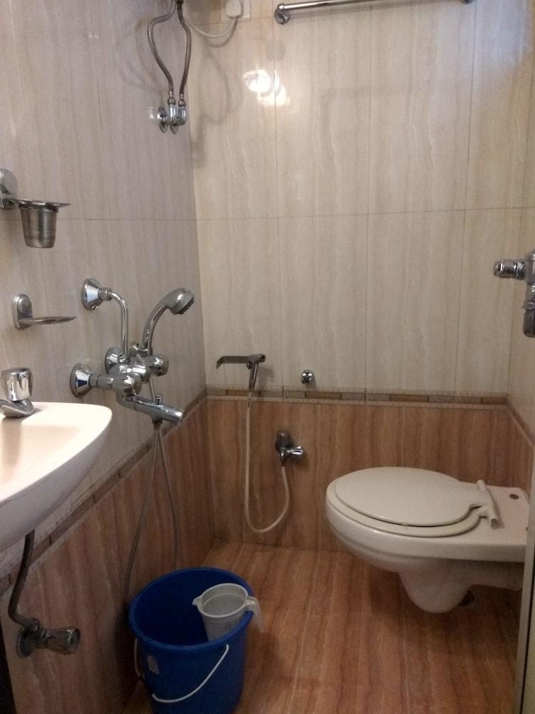 Hotel Broadway Colaba Мумбаї Екстер'єр фото