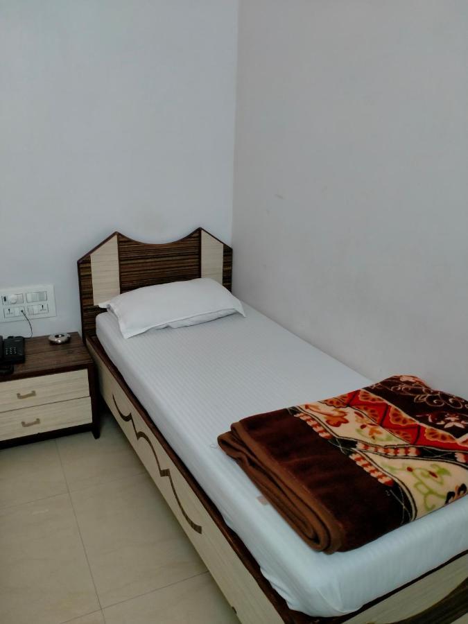 Hotel Broadway Colaba Мумбаї Екстер'єр фото