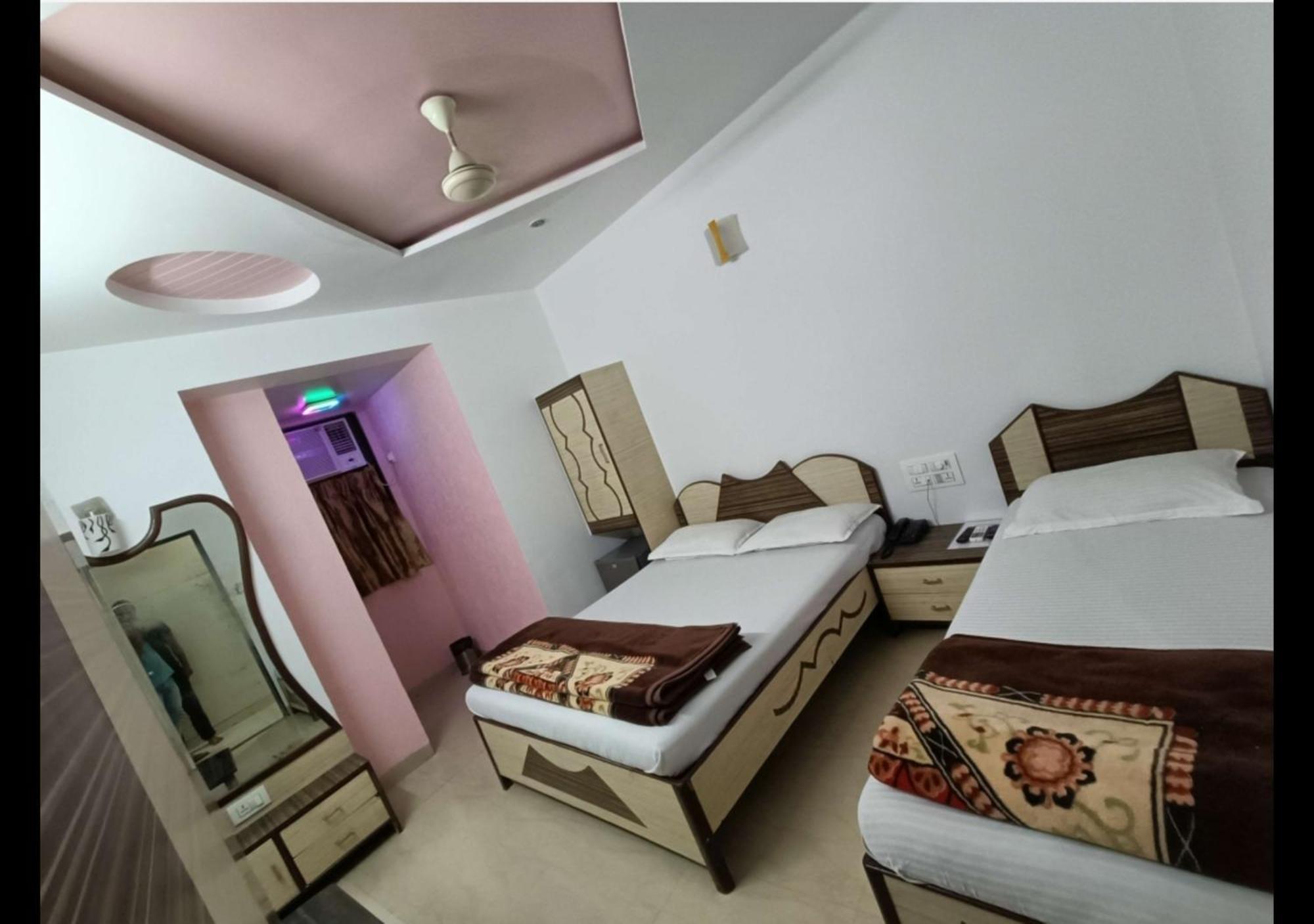 Hotel Broadway Colaba Мумбаї Екстер'єр фото