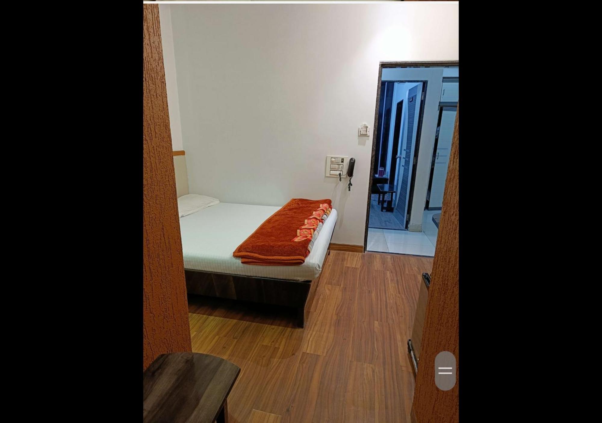 Hotel Broadway Colaba Мумбаї Екстер'єр фото