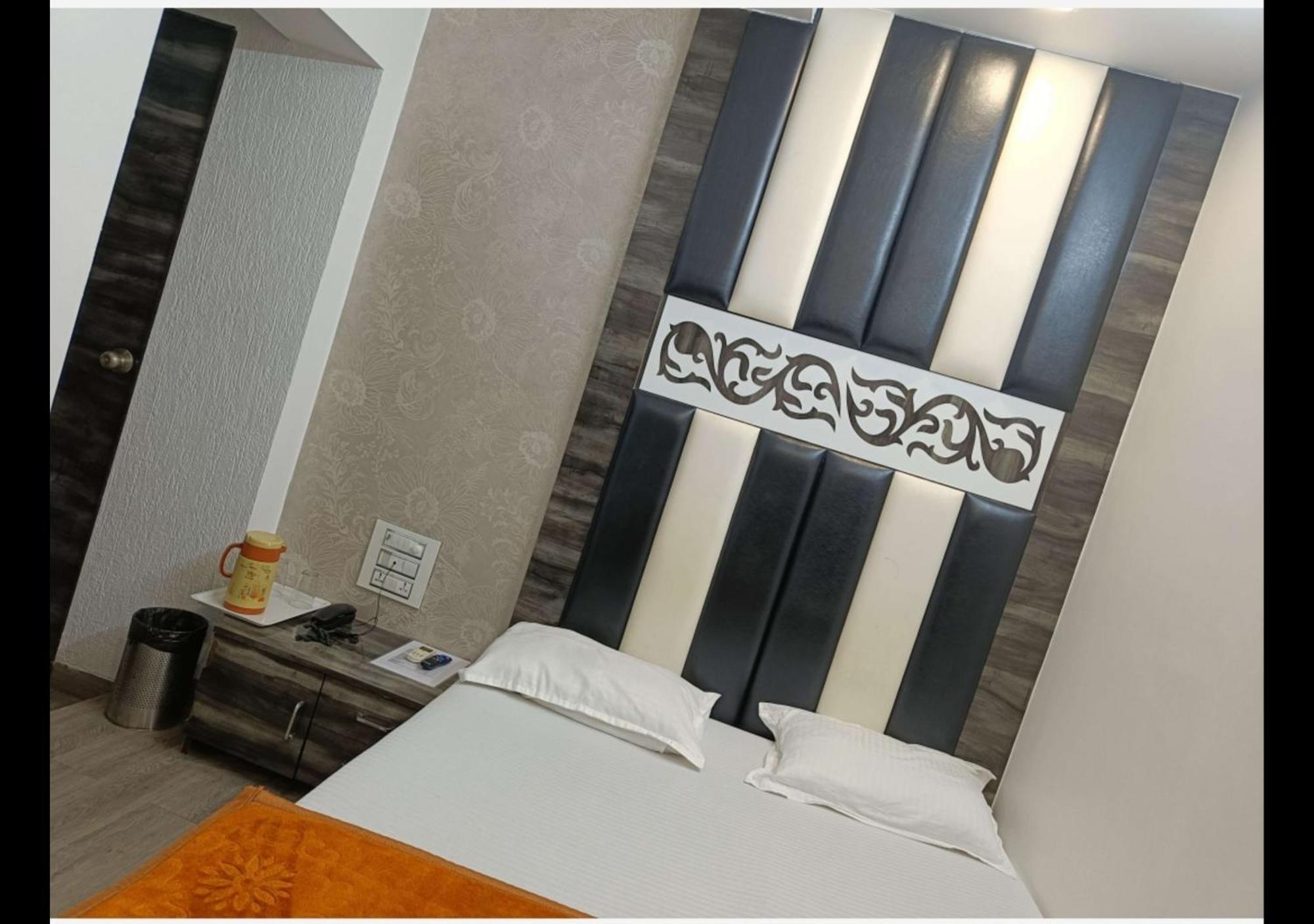 Hotel Broadway Colaba Мумбаї Екстер'єр фото
