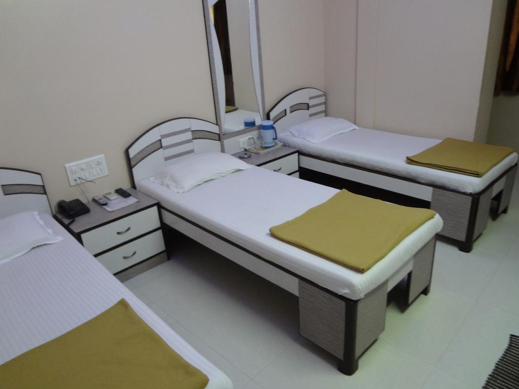 Hotel Broadway Colaba Мумбаї Номер фото