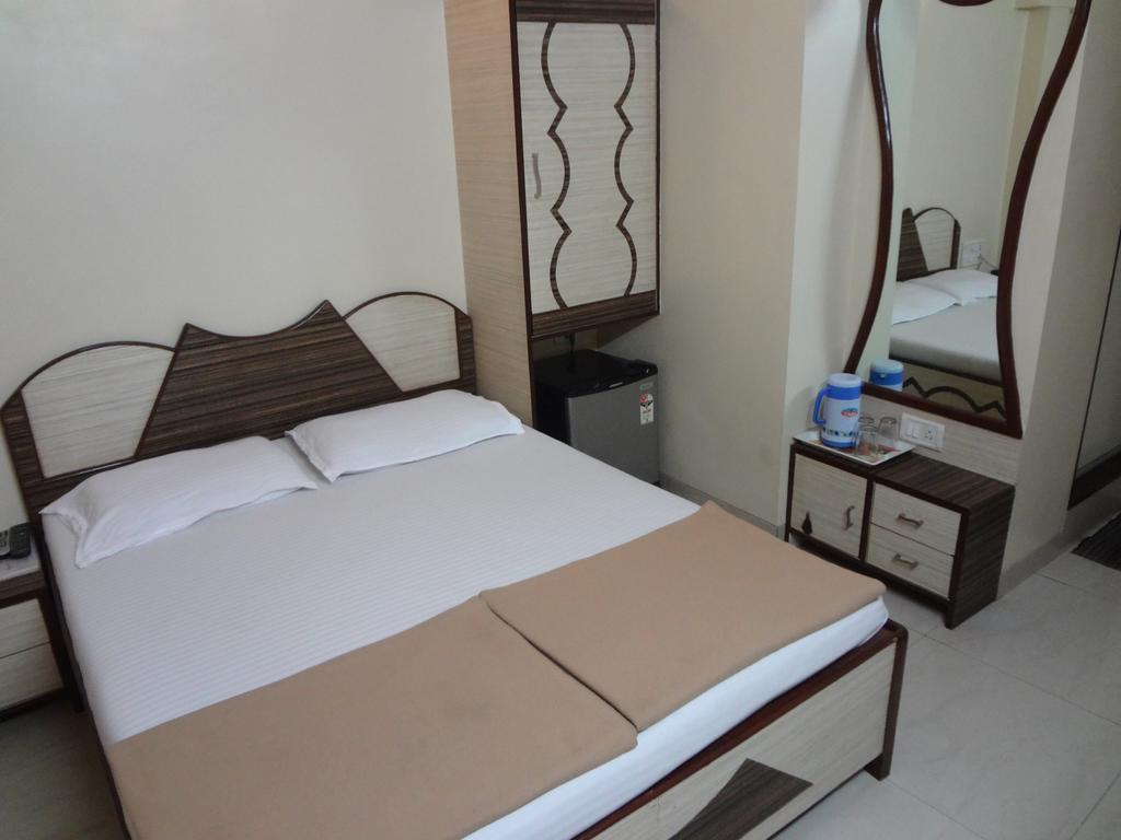 Hotel Broadway Colaba Мумбаї Екстер'єр фото