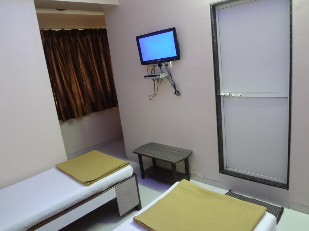 Hotel Broadway Colaba Мумбаї Номер фото