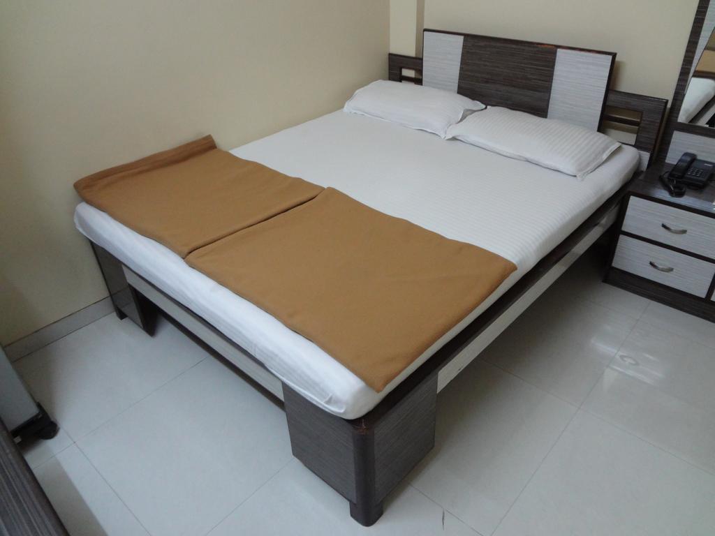 Hotel Broadway Colaba Мумбаї Номер фото